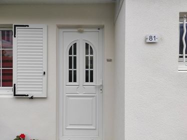 plaque numéro de maison posée sur façade